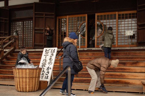 Требуется снять обувь перед входом в традиционные японские рестораны, храмы, священные места и примерочные. (Изображение: Nicolas Maderna via Dreamstime)