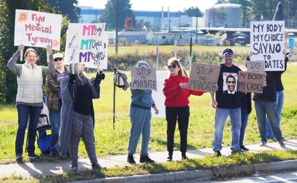 Демонстранты в Мариетте, штат Джорджия, протестуют против введения вакцины 3 ноября 2021 г. (Jackson Elliott / The Epoch Times)