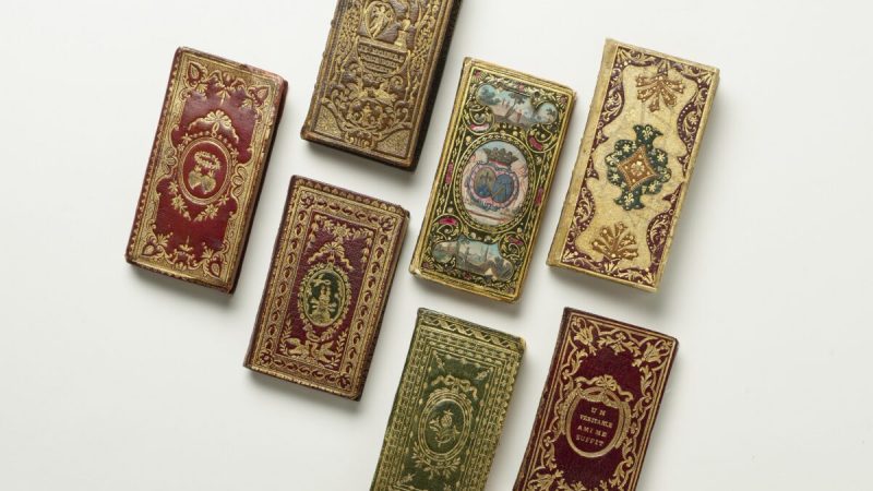Семь французских миниатюрных книг с искусно украшенными переплётами. (Janny Chiu, 2021/The Morgan Library & Museum)
 | Epoch Times Россия