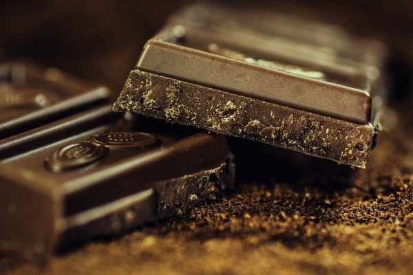 Тёмный шоколад богат полифенолами. (Image: AlexanderStein via Pixabay)