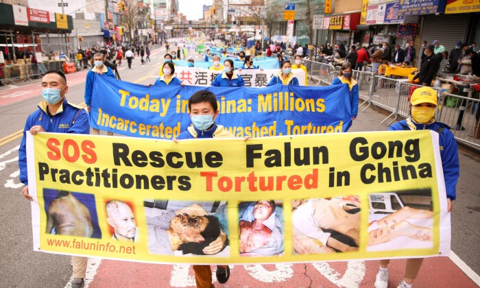 Практикующие Фалуньгун принимают участие в параде во Флашинге, Нью-Йорк, 18 апреля 2021 года, (Samira Bouaou/The Epoch Times) | Epoch Times Россия