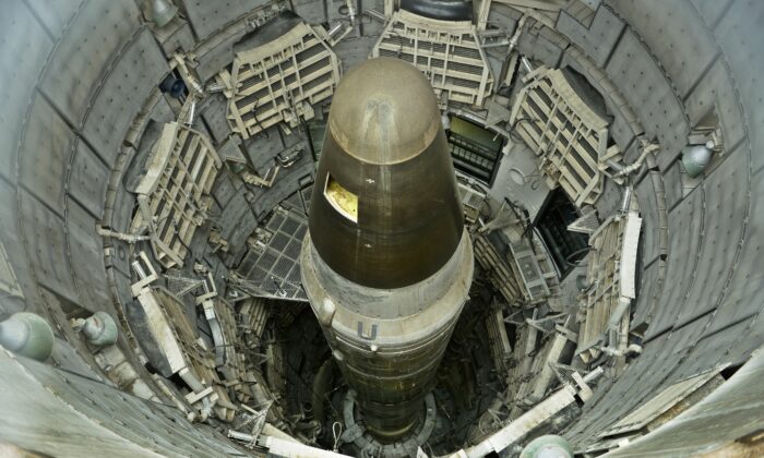 Пример ракетной шахты: деактивированный ядерный ICMB Титан II в шахте в Ракетном музее, 12 мая 2015 года в Грин-Вэлли, штат Аризона. (Brendan Smialowski/AFP via Getty Images) | Epoch Times Россия