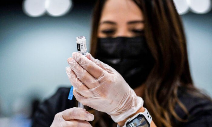 Фармацевт готовит бустер-вакцину против COVID-19 в Сан-Рафаэле, Калифорния, 1 октября 2021 г. Justin Sullivan/Getty Images | Epoch Times Россия