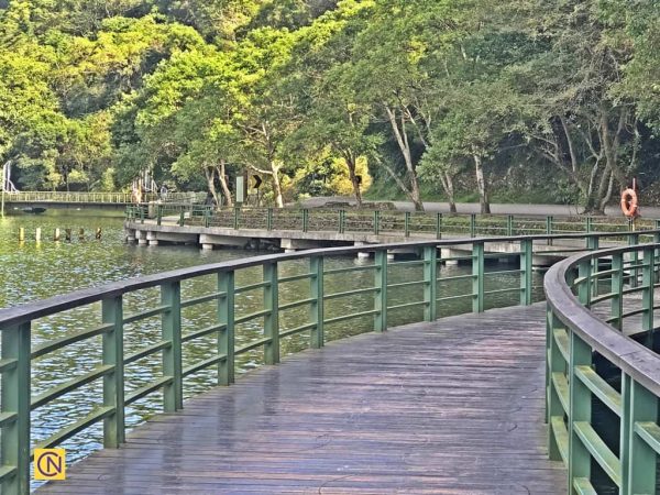Это романтично — спокойно прогуляться по извилистой набережной вдоль озера. (Image: Billy Shyu via Nspirement)