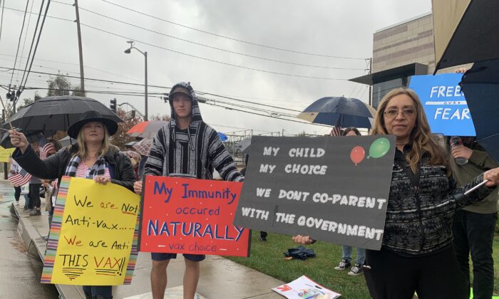 Десятки родителей и учеников митингуют в знак протеста против калифорнийского мандата на вакцину COVID-19 для школ перед зданием Объединенного школьного округа Бонита в Сан-Димасе, Калифорния, 18 октября 2021 года. (Linda Jiang/The Epoch Times)
 | Epoch Times Россия