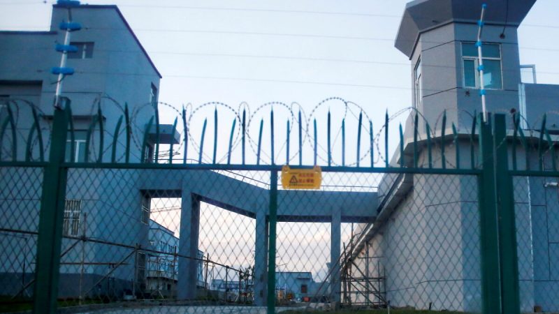 Наблюдательные башни вокруг официально именуемого центра профессионального обучения в Дабанчэн в Синьцзян-Уйгурском регионе, Китай, 4 сентября 2018 г. Фото: Thomas Peter / Reuters
 | Epoch Times Россия