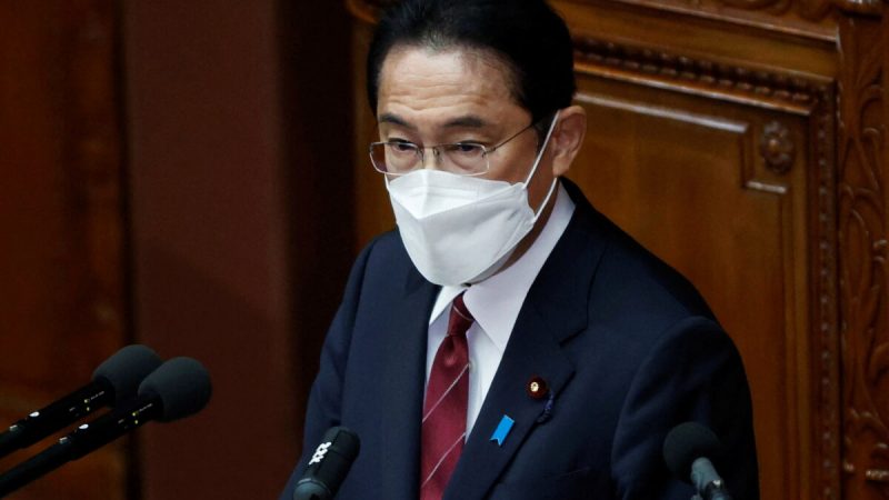 Премьер-министр Японии Фумио Кисида в маске на лице выступает с программной речью в начале внеочередной сессии нижней палаты парламента на фоне пандемии COVID-19 в Токио, 6 декабря 2021 года. (Issei Kato/Reuters)
 | Epoch Times Россия