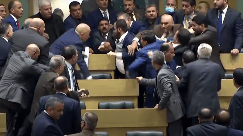 Драка депутатов на заседании парламента, Иордания. Скриншот/youtube.com | Epoch Times Россия