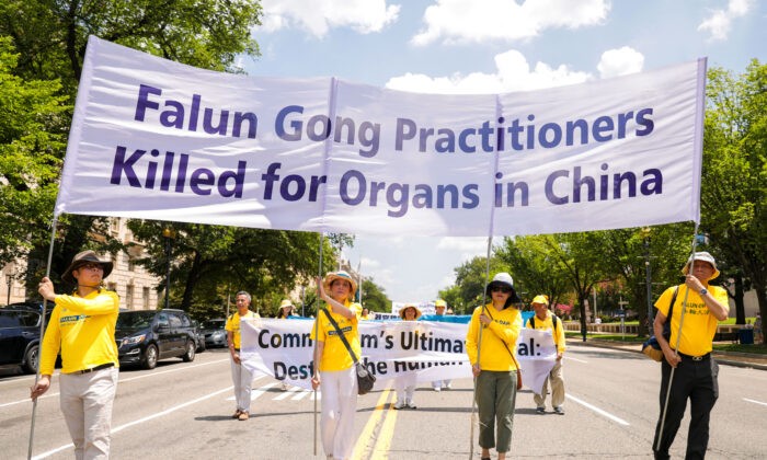 Практикующие Фалуньгун на параде в память о 22-й годовщине с начала преследования Фалуньгун китайским режимом, в Вашингтоне 16 июля 2021 г. Samira Bouaou/The Epoch Times | Epoch Times Россия
