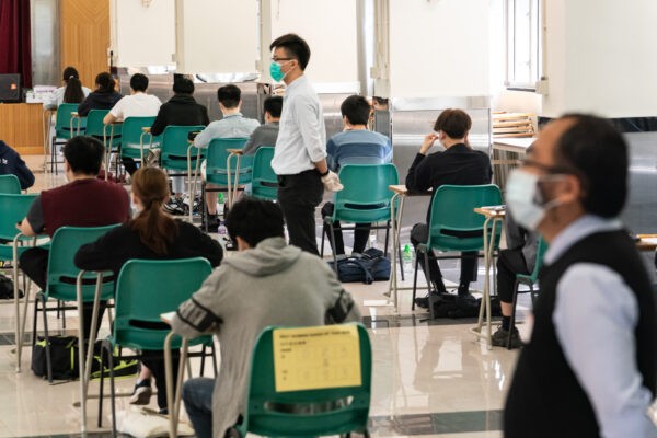 Учащиеся сдают экзамены на получение диплома о среднем образовании (DSE) в Гонконге 29 апреля 2020 г. Anthony Kwan/Getty Images