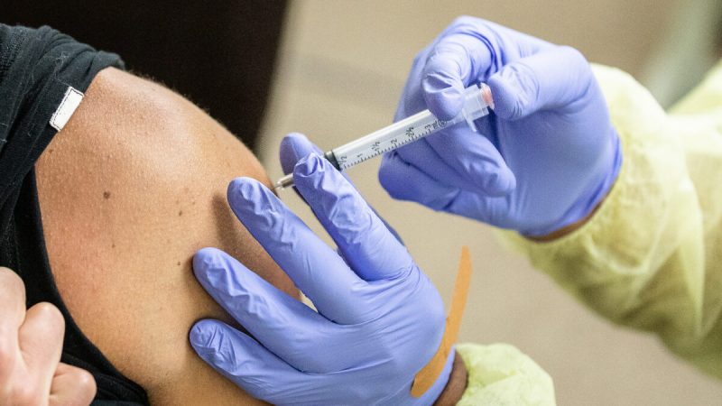 Волонтёр-медик готовит прививку от коронавируса Moderna для сотрудника первой помощи в Орандж, Калифорния, 9 марта 2021 года. (John Fredricks/The Epoch Times) | Epoch Times Россия
