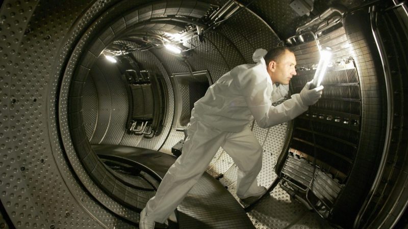 Техник проверяет систему нагрева плазмы внутри камеры ядерного реактора. Фото: Boris Horvat/AFP/Getty Images
 | Epoch Times Россия