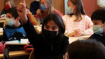 400 родителей коллективно требуют от государства отменить обязательное ношение масок
