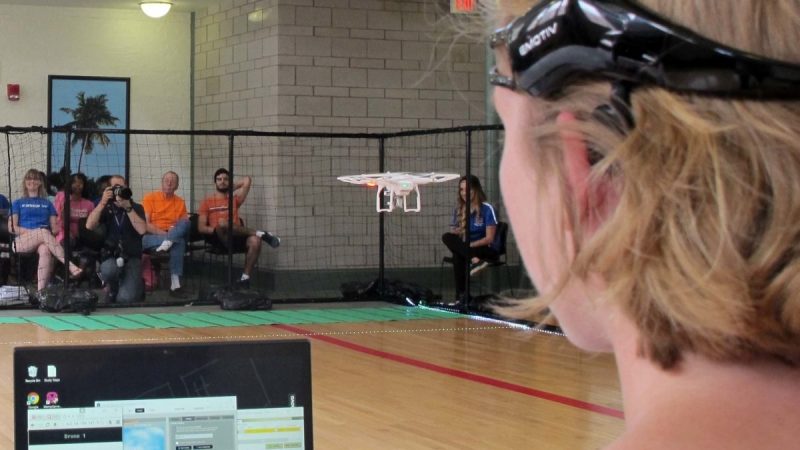 Студент Университета Флориды использует головную гарнитуру с интерфейсом «машина-мозг» для управления дроном с помощью мысли во время испытаний в Гейнсвилле, штат Флорида, 16 апреля 2016 г. (Jason Dearen/AP Photo)  | Epoch Times Россия