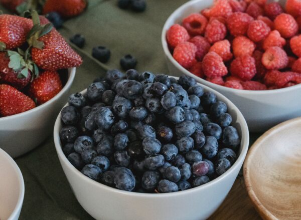 Кверцетин — это флавоноид, содержащийся в различных ягодах, таких как клубника, малина, черника. (Фото: Pexels.com)