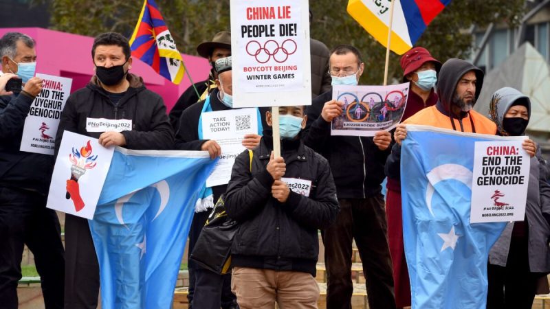 Активисты, в том числе члены местных гонконгских, тибетских и уйгурских общин, с транспарантами  и плакатами призывают правительство Австралии бойкотировать зимние Олимпийские игры в Пекине 2022 года из-за нарушений прав человека в Китае, Мельбурн, Австралия, 23 июня 2021 года. (William West/AFP via Getty Images)  | Epoch Times Россия