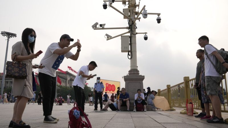 Туристы рядом с камерами наблюдения на площади Тяньаньмэнь в Пекине, 15 июля 2021 г. (Ng Han Guan/AP Photo) | Epoch Times Россия