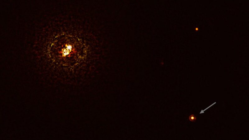 b Центавра и её планета-гигант b Центавра b, снятые прибором SPHERE на большом телескопе ESO с помощью коронографа. Он блокировал чрезвычайно яркий свет массивной звёздной системы (вверху слева) и позволил астрономам обнаружить планету (стрелка). (ESO/Janson et al.)
 | Epoch Times Россия