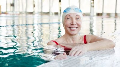 87-летняя чилийская бабушка завоевала шесть золотых медалей в чемпионате по плаванию