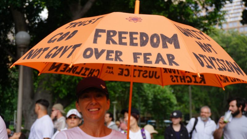 Протестующий держит зонтик с надписью «Свобода над страхом» на митинге свободы в Сиднее, Австралия, 20 ноября 2021 г. (Nina Nguyen/The Epoch Times)
 | Epoch Times Россия