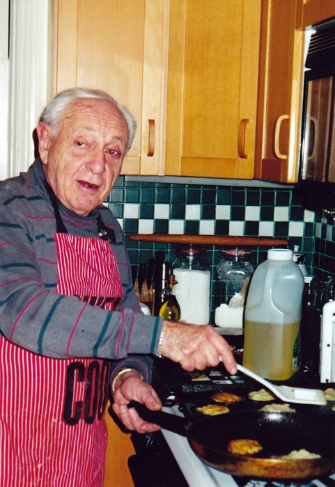 Покойный отец автора жарит латке на своей кухне. (Любезно предоставлено Сандрой Банас)