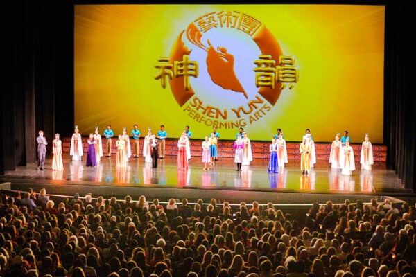 Открытие занавеса Shen Yun Performing Arts в театре Buell в Денвере 7 ноября 2021 года. (The Epoch Times)