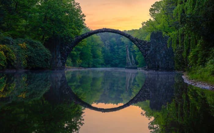 Отражаясь в воде, «Чёртов мост» образует идеальный круг
