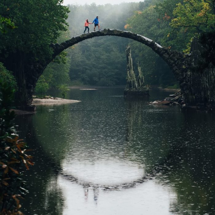 Отражаясь в воде, «Чёртов мост» образует идеальный круг