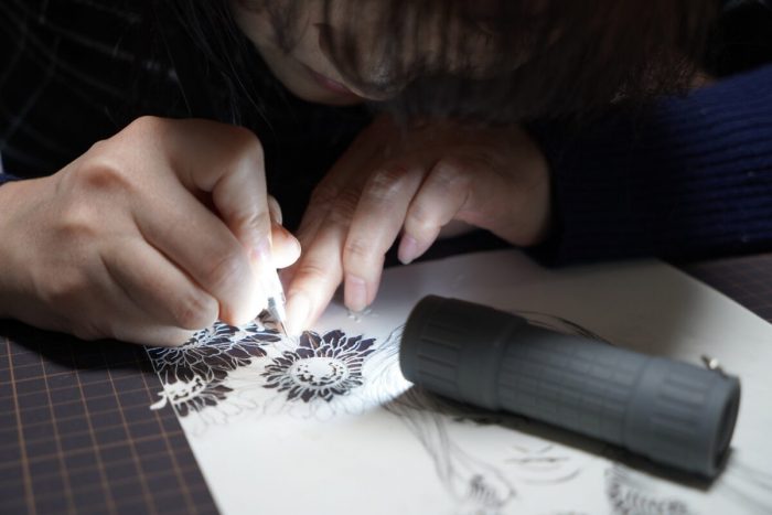 Удивительная японская художница вручную вырезает трёхмерного осьминога из одного листа бумаги