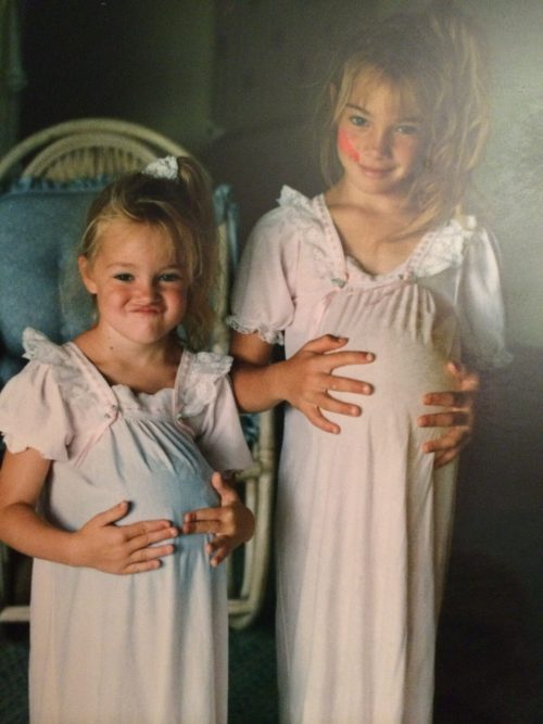 Две сестры воссоздали восхитительную фотографию из своего детства, когда они играли в «беременных»