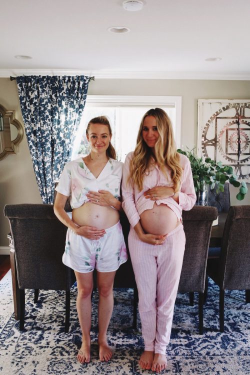 Две сестры воссоздали восхитительную фотографию из своего детства, когда они играли в «беременных»