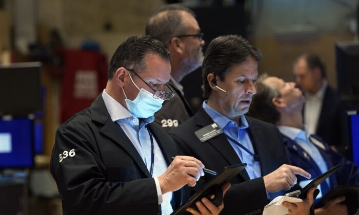 Эдвард Карран (слева) работает с другими трейдерами на Нью-Йоркской фондовой бирже 2 ноября 2021 г. (Richard Drew/AP Photo) | Epoch Times Россия