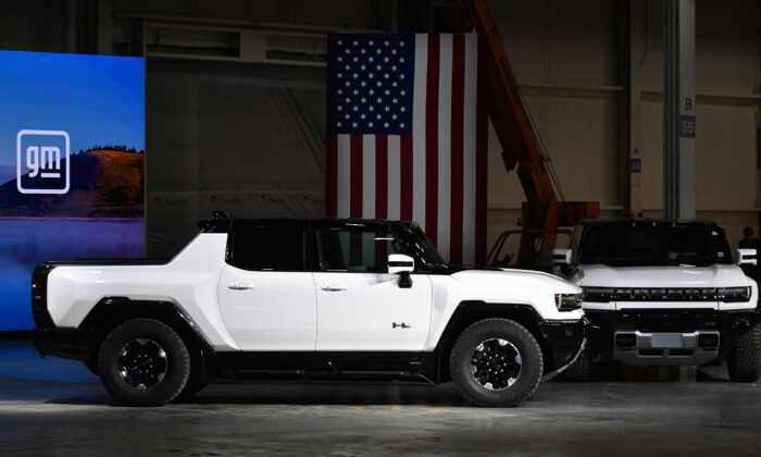 GMC Hummer EVs are seen as the US president tours the General Motors Factory ZERO electric vehicle assembly plant in Detroit, Michigan on November 17, 2021. (Photo by MANDEL NGAN / AFP) (Photo by MANDEL NGAN/AFP via Getty Images) | Epoch Times Россия