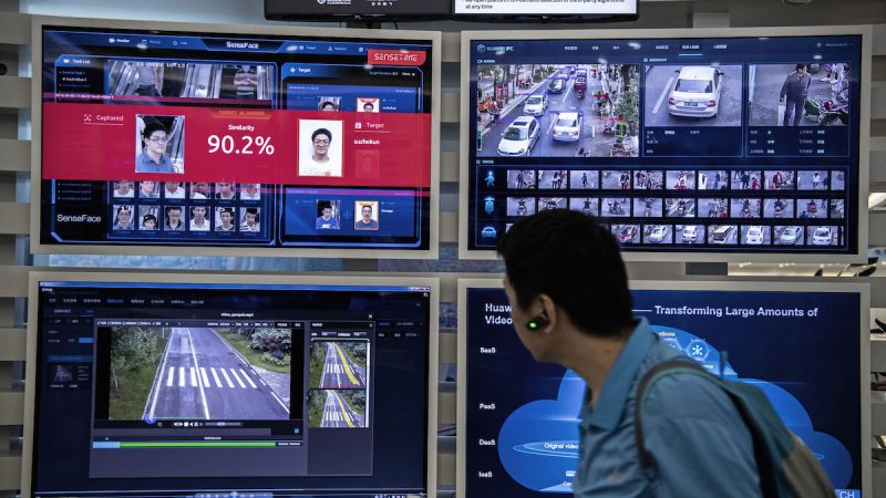 Дисплей для распознавания лиц и искусственного интеллекта виден на мониторах в кампусе Bantian компании Huawei 26 апреля 2019 года в Шэньчжэне, Китай. (Kevin Frayer/Getty Images)
 | Epoch Times Россия