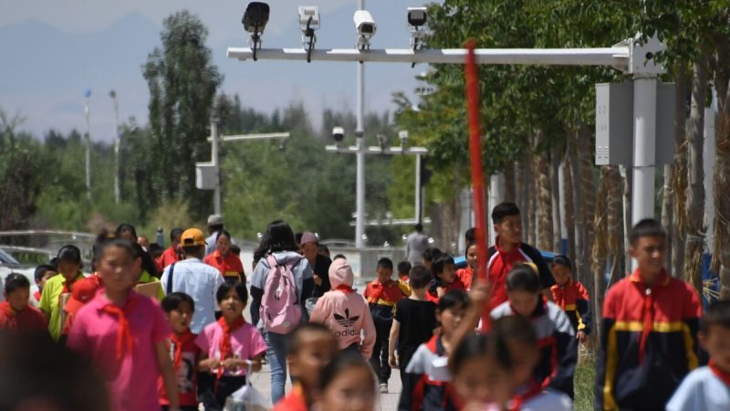 Школьники, идущие под камерами наблюдения в Акто, к югу от Кашгара, в западном регионе Китая Синьцзян. (Greg Baker/AFP via Getty Images)  | Epoch Times Россия