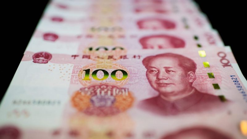 Китайские банкноты в 100 юаней в Пекине 14 января 2020 г. Фото: Nicolas Asfouri/AFP via Getty Images
 | Epoch Times Россия