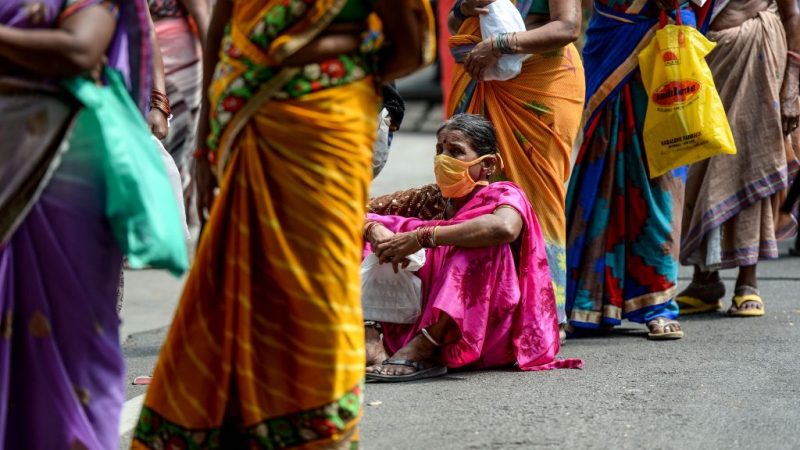Женщины стоят в очереди у почтового отделения, чтобы получить помощь, предоставленную правительством штата Телангана, во время общенационального локдауна в Секундерабаде, Индия, 6 мая 2020 года. (Noah Seelam/AFP via Getty Images)
 | Epoch Times Россия