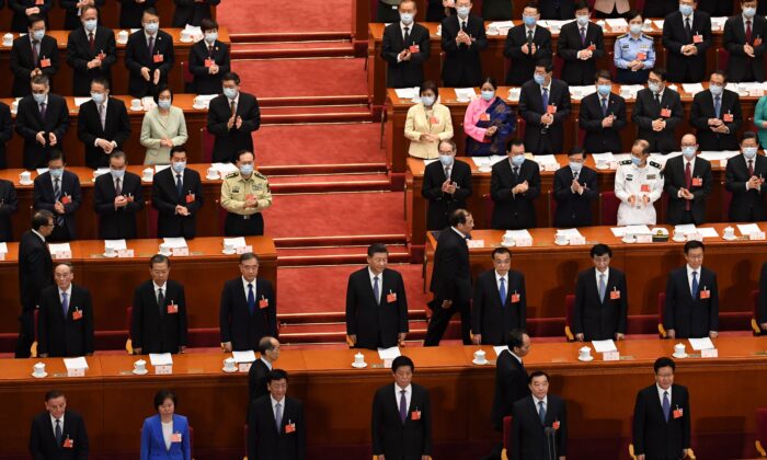 Лидер КПК Си Цзиньпин (с) прибывает во время второго пленарного заседания конгресса страны в Большой зал народных собраний в Пекине 25 мая 2020 г. (Ноэль Селис / AFP через Getty Images) | Epoch Times Россия