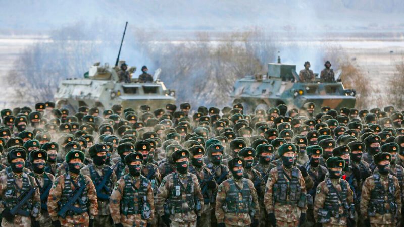Солдаты Народно-освободительной армии Китая во время военных учений в горах Памира в Кашгаре, в районе Синьцзян на северо-западе Китая, 4 января 2021 года. (STR / AFP via Getty Images)
 | Epoch Times Россия