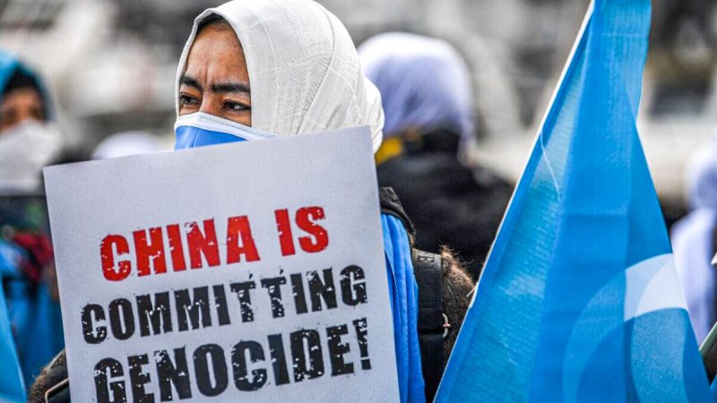 Уйгуры держат плакаты и флаг Восточного Туркестана, чтобы выразить свою озабоченность по поводу ратификации договора об экстрадиции между Китаем и Турцией, недалеко от консульства Китая в Стамбуле, 8 марта 2021 года. (Ozan Kose/AFP via Getty Images)
 | Epoch Times Россия