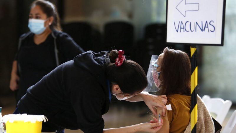 Медицинский работник прививает пожилого человека вакциной Sinovac 19 марта 2021 года в Сантьяго, Чили. (Marcelo Hernandez/Getty Images) | Epoch Times Россия
