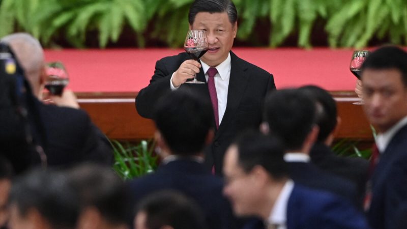 Китайский лидер Си Цзиньпин поднимает бокал после выступления премьер-министра Ли Кэцяна на приёме в Доме народных собраний в Пекине 30 сентября 2021 года. (Greg Baker/AFP via Getty Images)
 | Epoch Times Россия