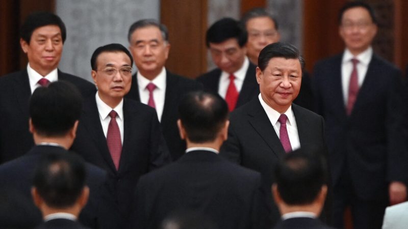 Китайский лидер Си Цзиньпин (справа) с премьер-министром Ли Кэцяном (слева) и членами Постоянного комитета Политбюро в Большом зале народных собраний в Пекине, 30 сентября 2021 года. (Greg Baker/AFP)
 | Epoch Times Россия