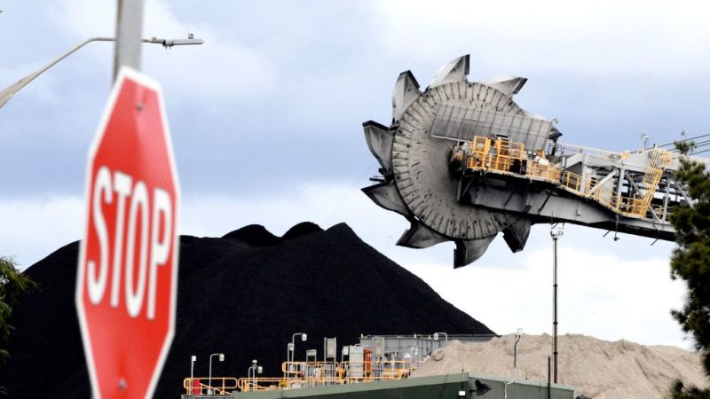 На этой фотографии показано, как ковшовое колесо сбрасывает грунт и песок, вывезенные с другого участка шахты в Ньюкасле, Новый Южный Уэльс, в Австралии, 5 ноября 2021 года. (Saeed Khan/AFP via Getty Images) | Epoch Times Россия