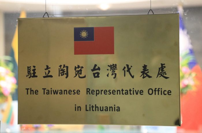 Литва отозвала дипломатов из Китая