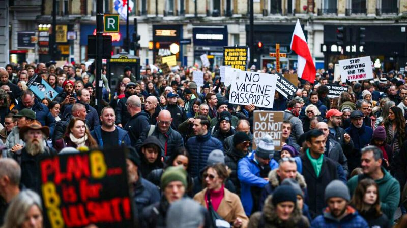 Демонстранты вышли на улицы против вакцинных паспортов и локдауна в Лондоне 18 декабря 2021 года. (Hollie Adams/Getty Images)
 | Epoch Times Россия
