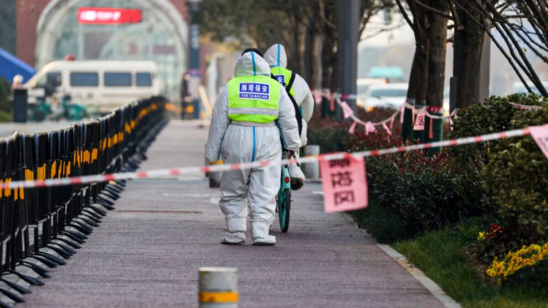 Охранники идут по району, на который наложены ограничения после недавней вспышки коронавируса в городе Сиане провинция Шэньси, Китай, 22 декабря 2021 года. (STR/AFP via Getty Images)
 | Epoch Times Россия