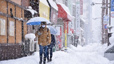Из-за сильного снегопада в Японии пострадали 6 человек, отменено более 100 авиарейсов
