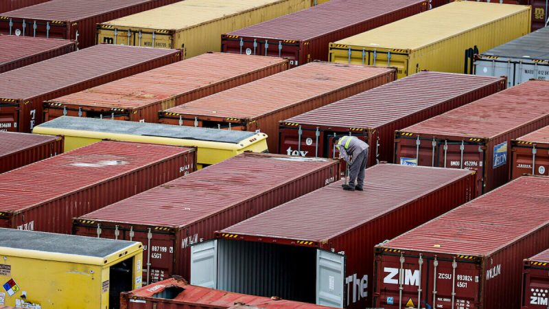 Грузовые контейнеры складывают в штабеля после выгрузки с судна в Майами, штат Флорида, 4 ноября 2021 года. (Joe Raedle/Getty Images)
 | Epoch Times Россия