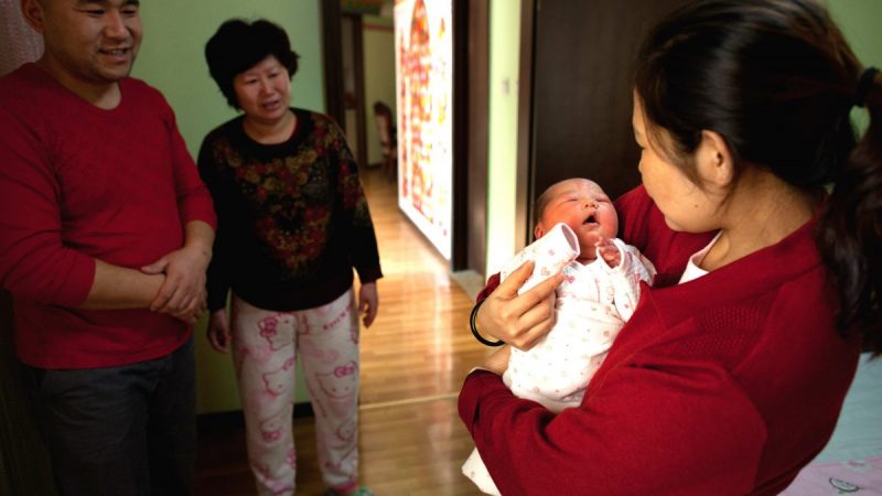 Женщина держит новорождённую девочку в родильном доме Антай в Пекине, 26 января 2012 года. (Ed Jones/AFP/Getty Images) | Epoch Times Россия